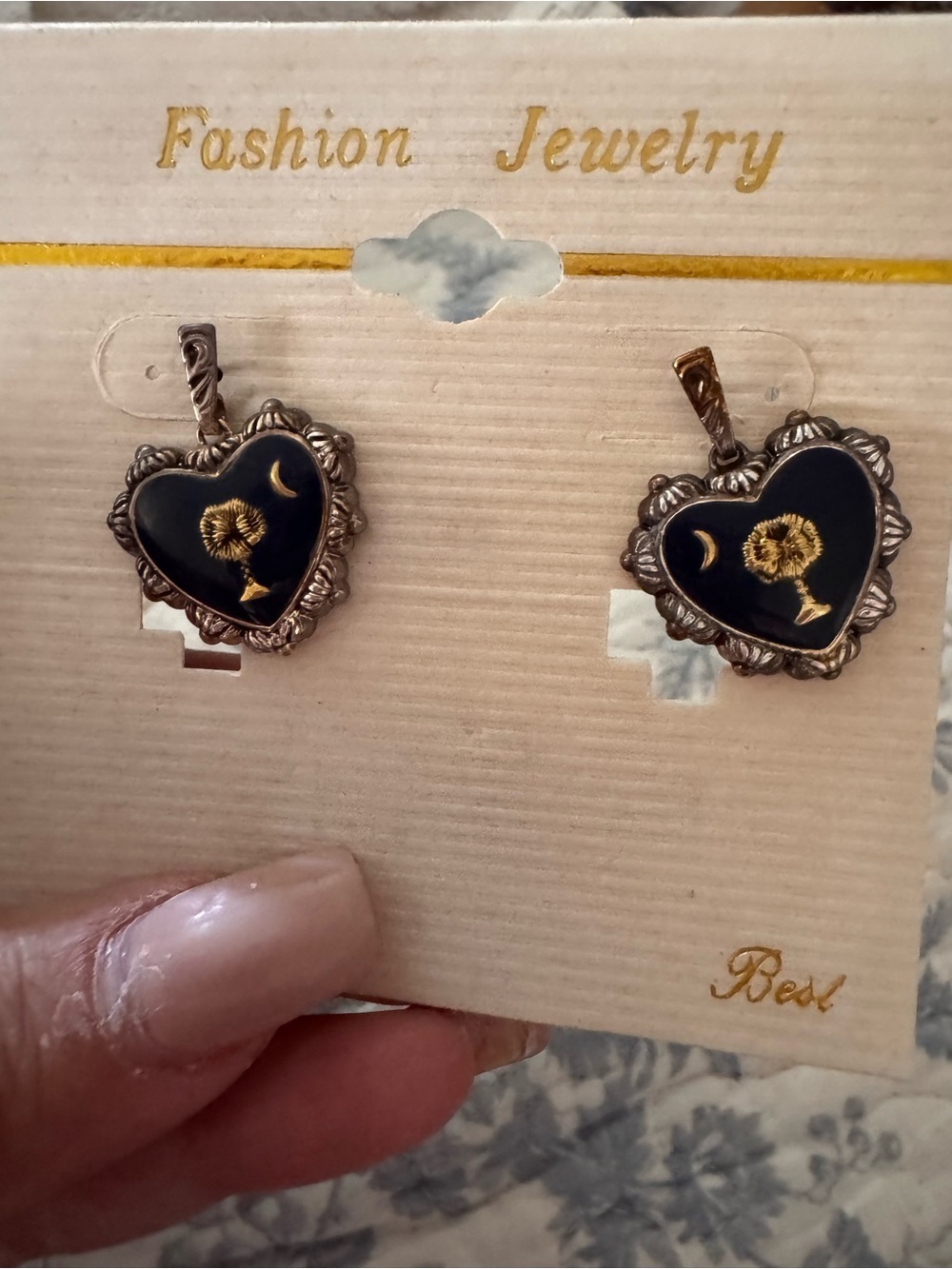 Vintage Black and Gold Heart Pendant & Earring Set - Unbranded - Picture 2 of 3